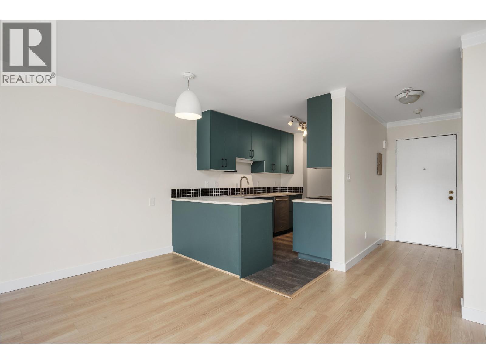 204 127 E 4TH STREET, North Vancouver