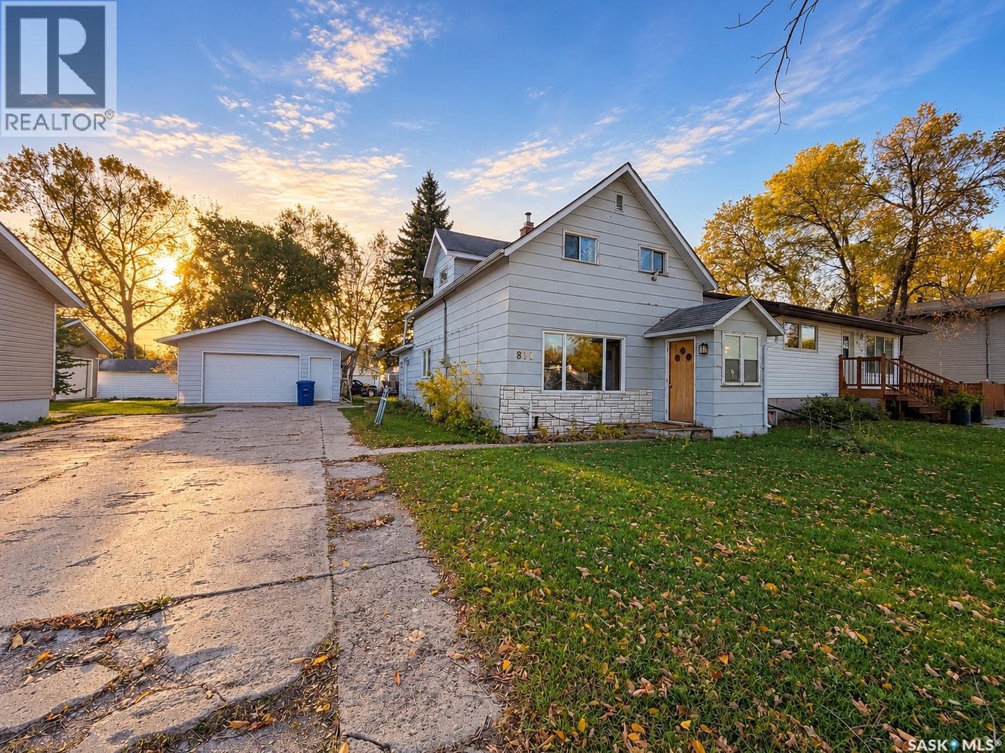 811 McNaughton STREET - 1