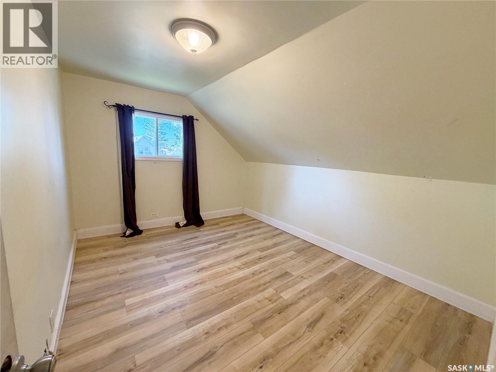 811 McNaughton STREET - 22
