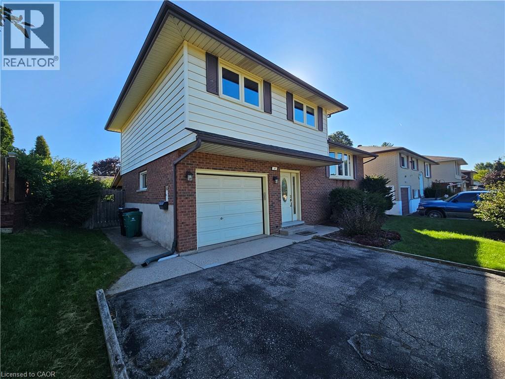 8 COVENTRY Drive — photo 1
