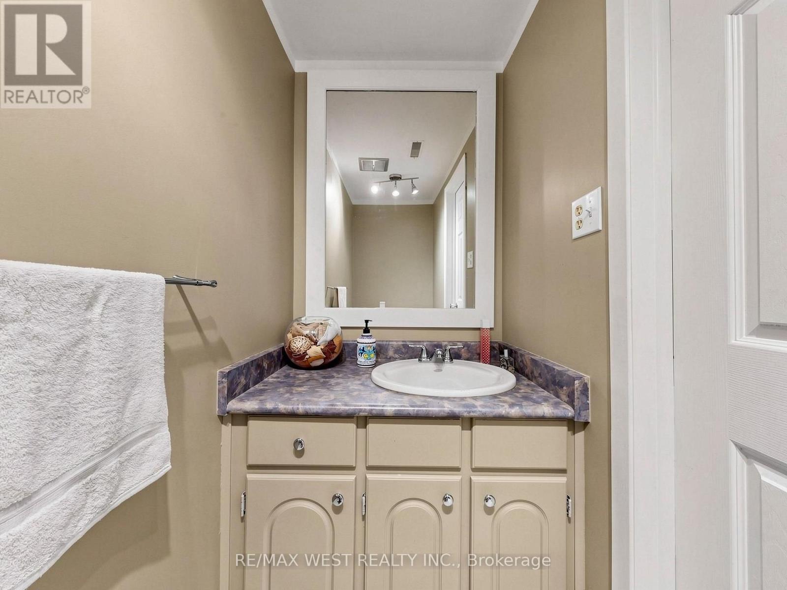 #44 121 POPLAR CRESCENT - Image 9