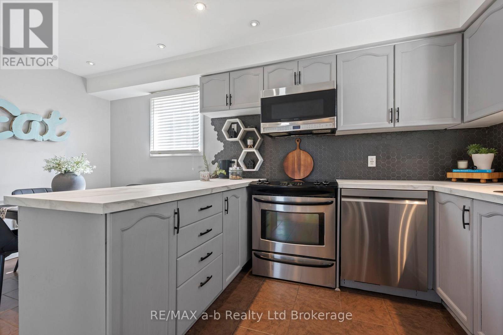 36 KARA LANE - Image 8