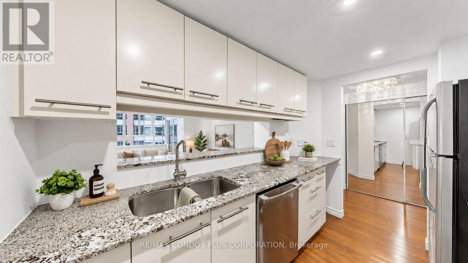 #702 717 BAY STREET - 12