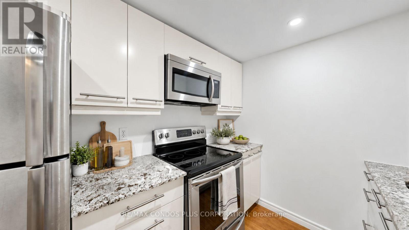 #702 717 BAY STREET - 13