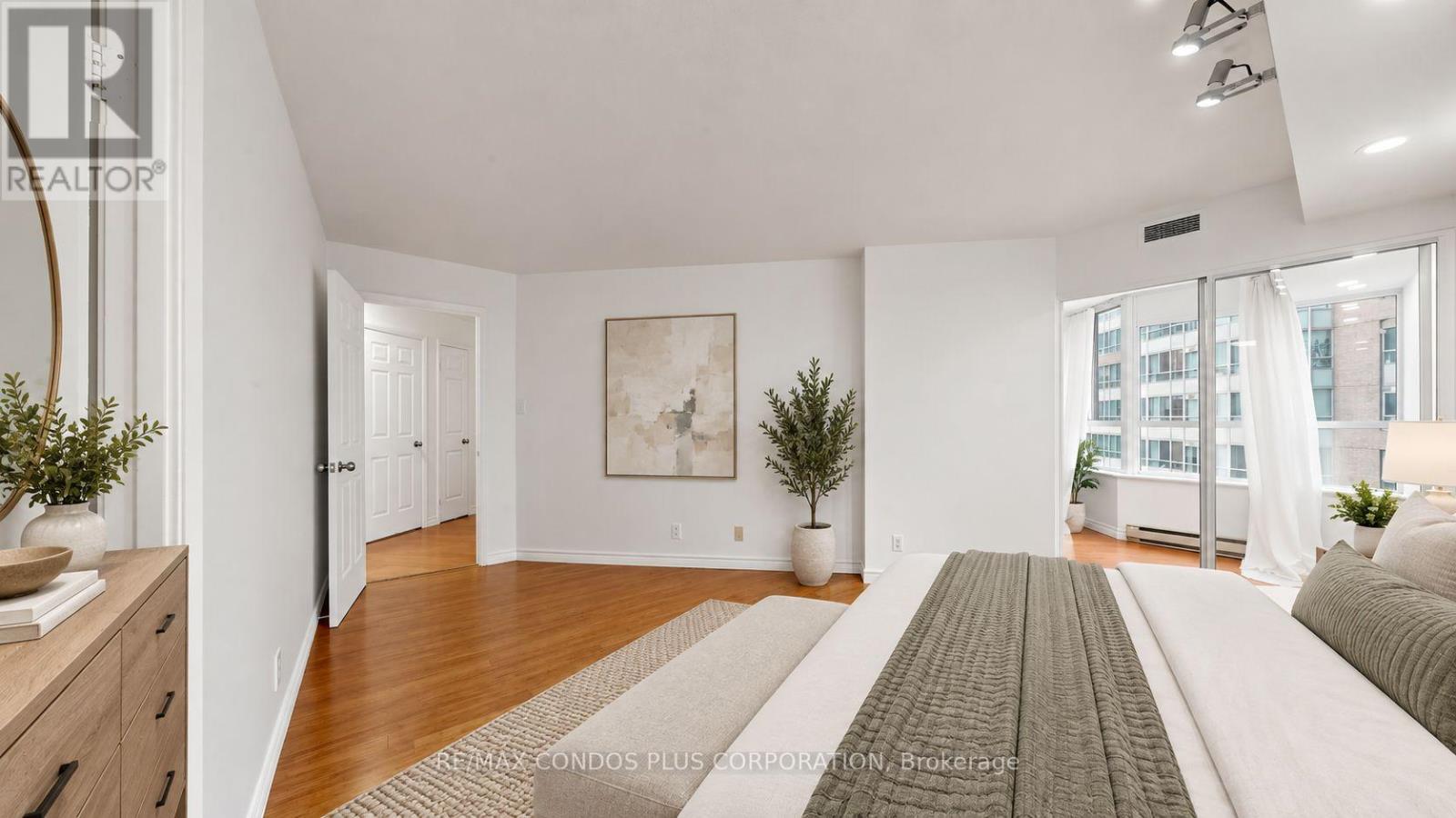 #702 717 BAY STREET - 16
