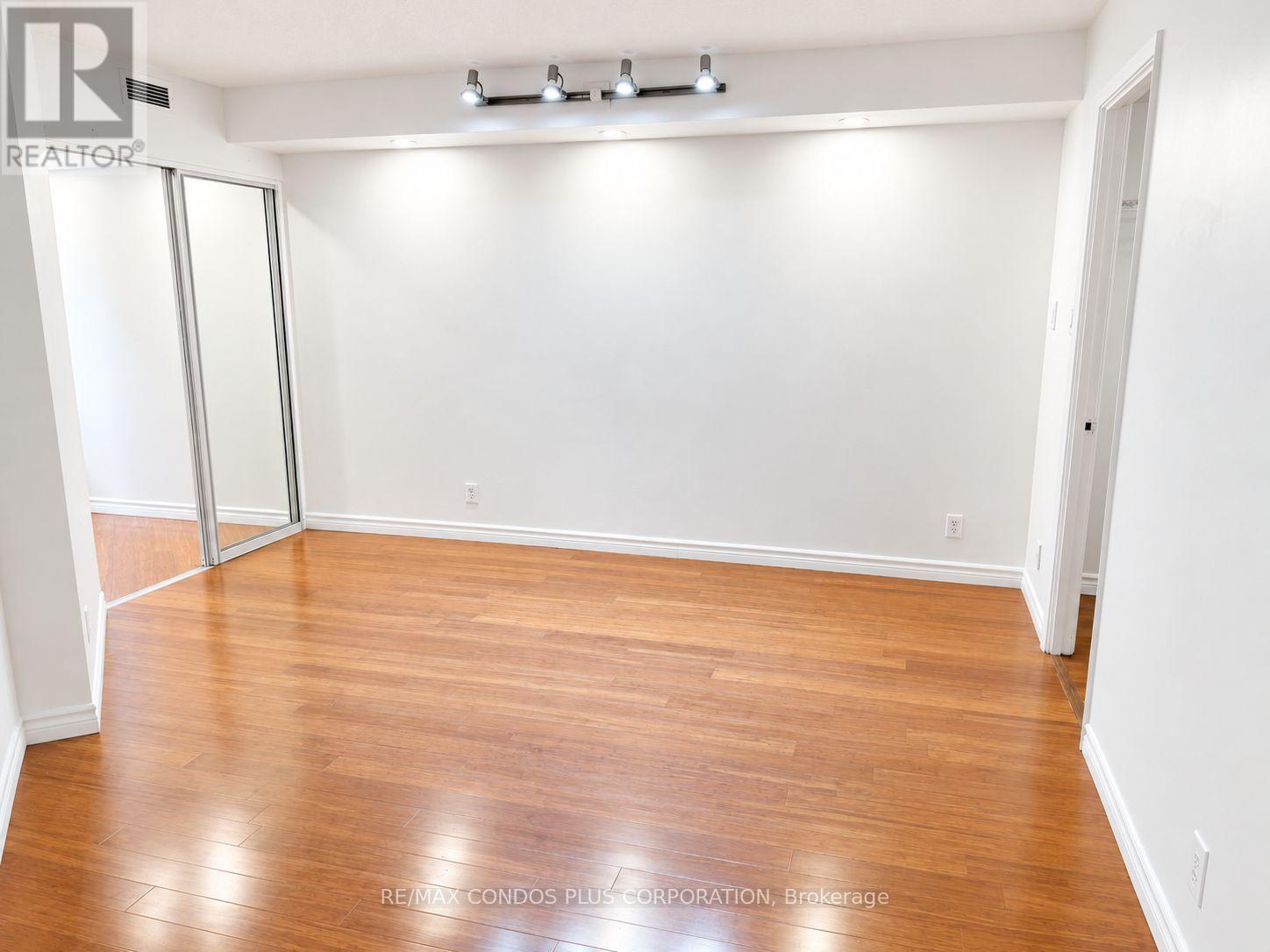 #702 717 BAY STREET - 18