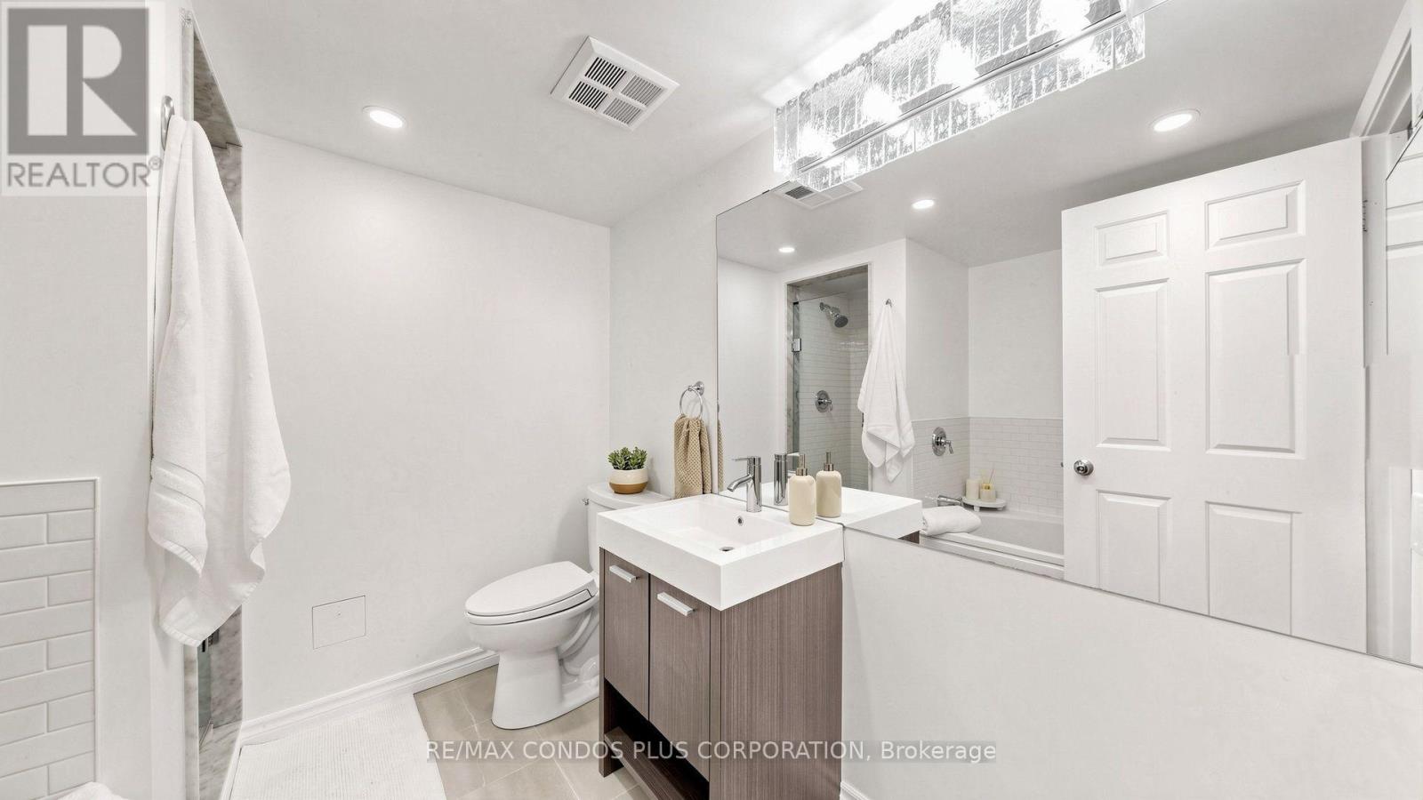 #702 717 BAY STREET - 22
