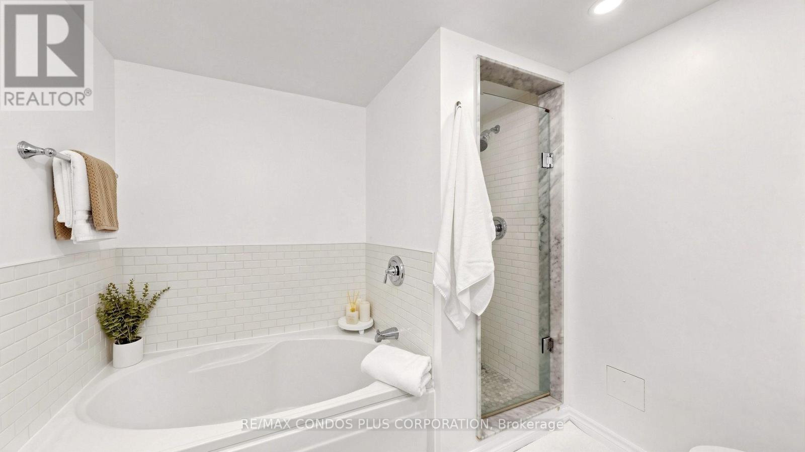 #702 717 BAY STREET - 23