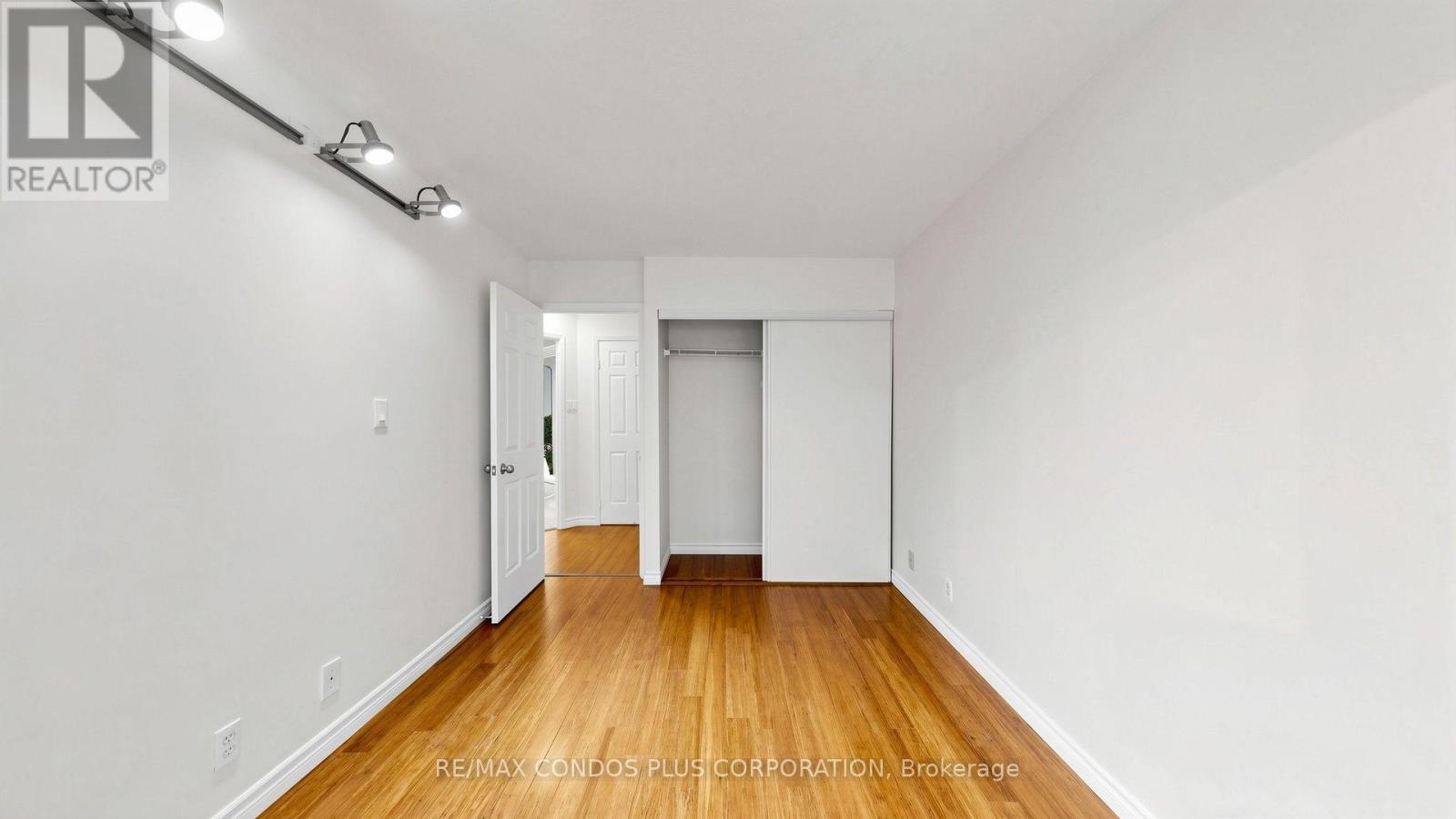 #702 717 BAY STREET - 26