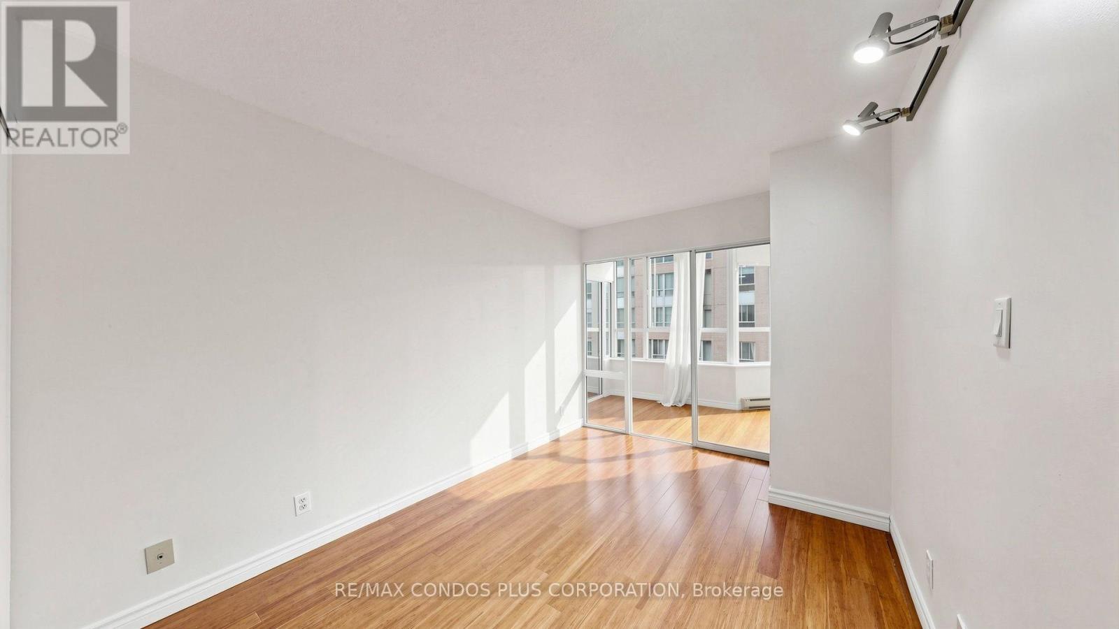 #702 717 BAY STREET - 27