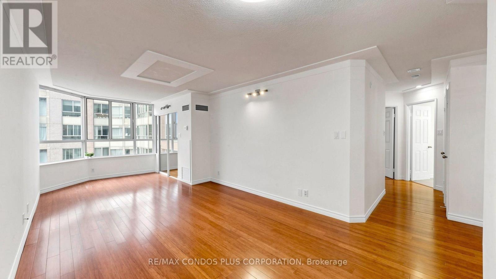 #702 717 BAY STREET - 9