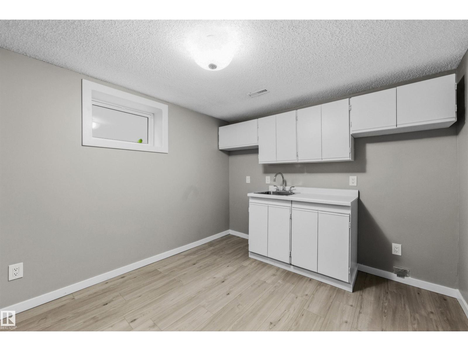 7715 76 AV NW - 23