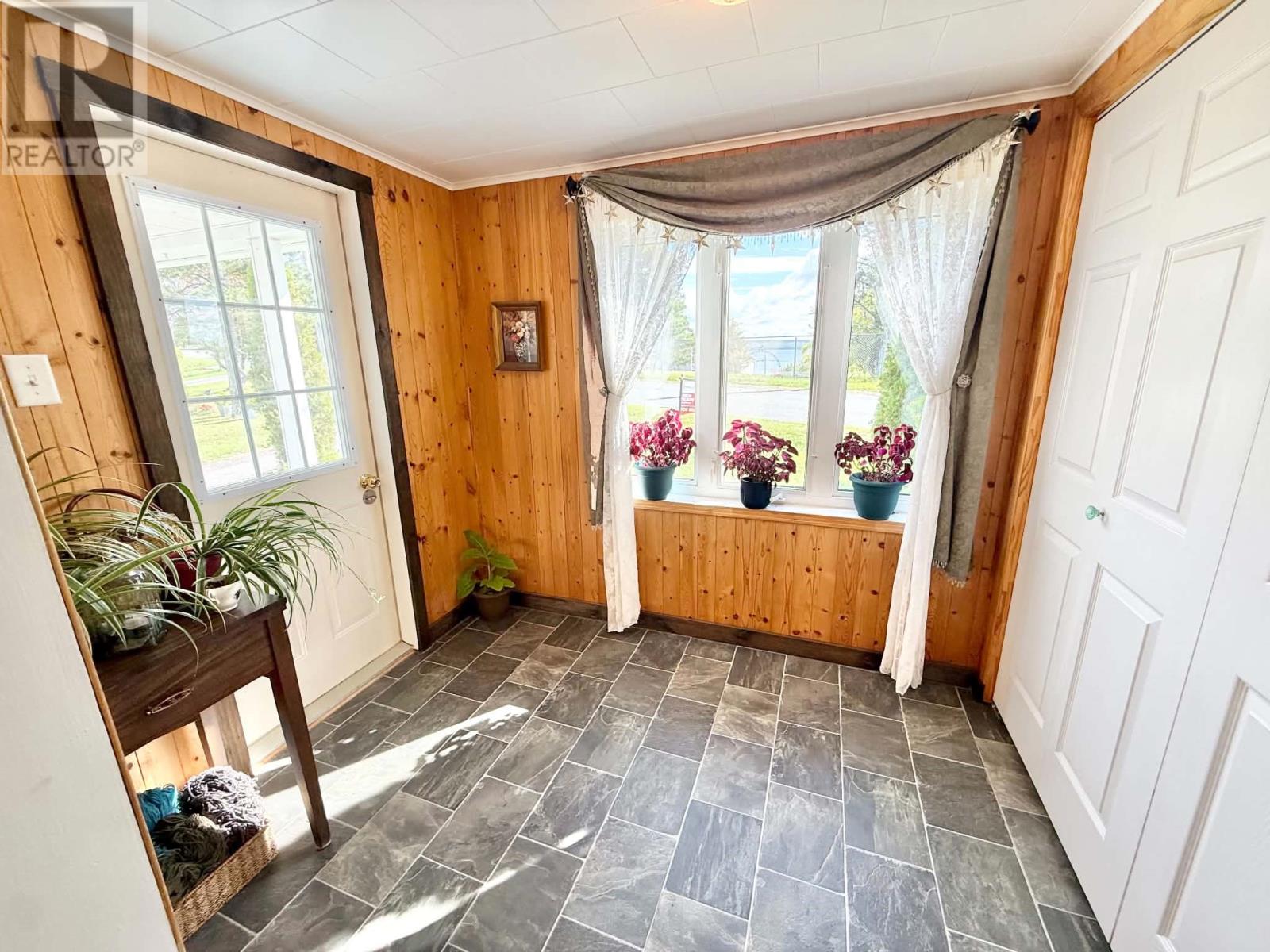 12 Memorial Avenue - 17