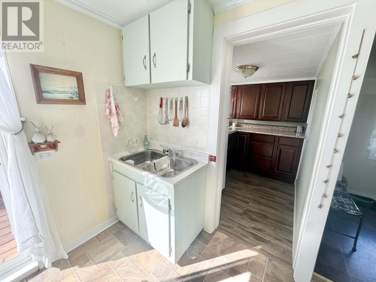 12 Memorial Avenue - 22