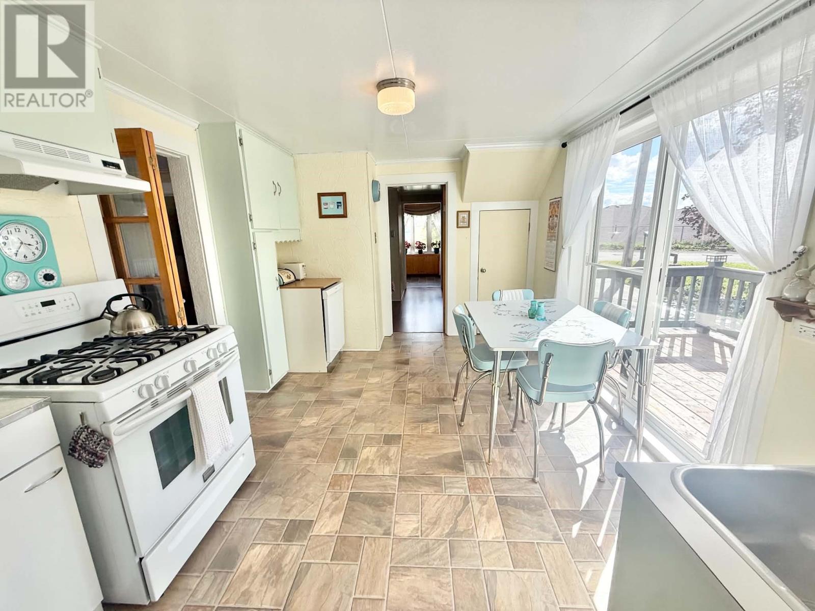 12 Memorial Avenue - 24
