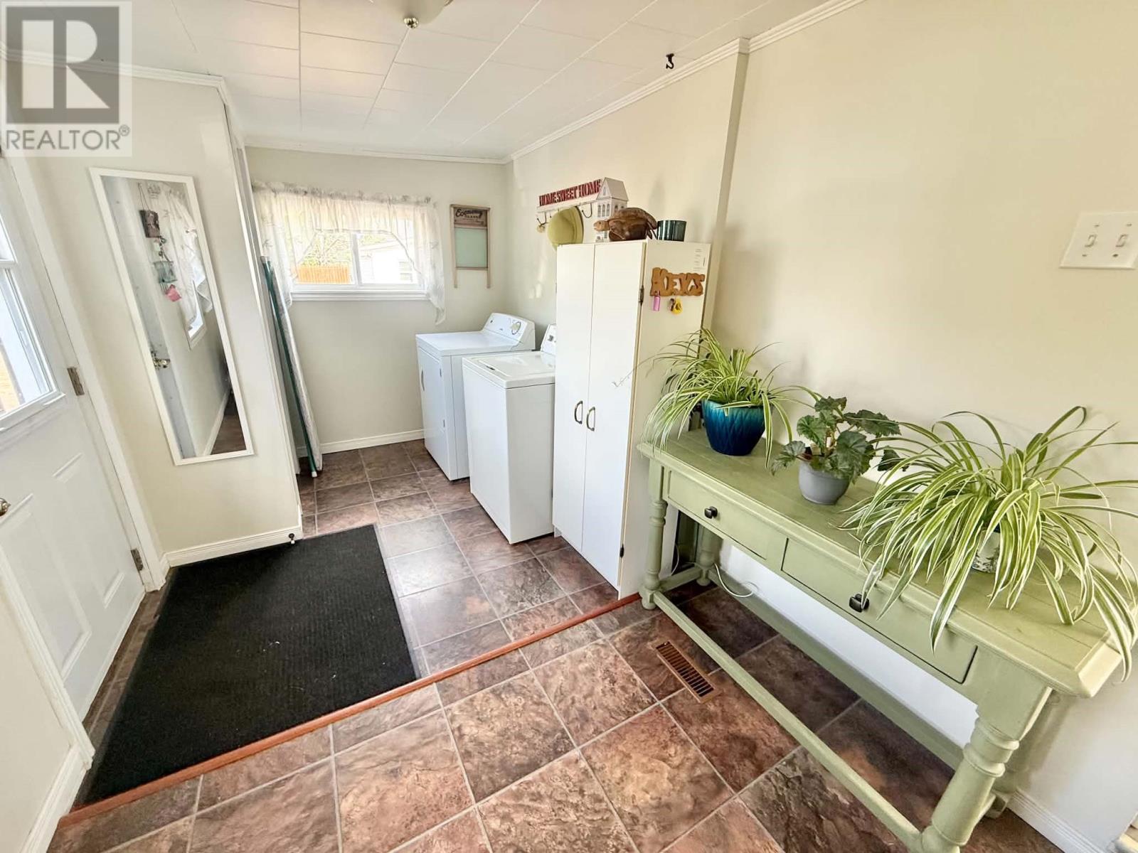 12 Memorial Avenue - 36