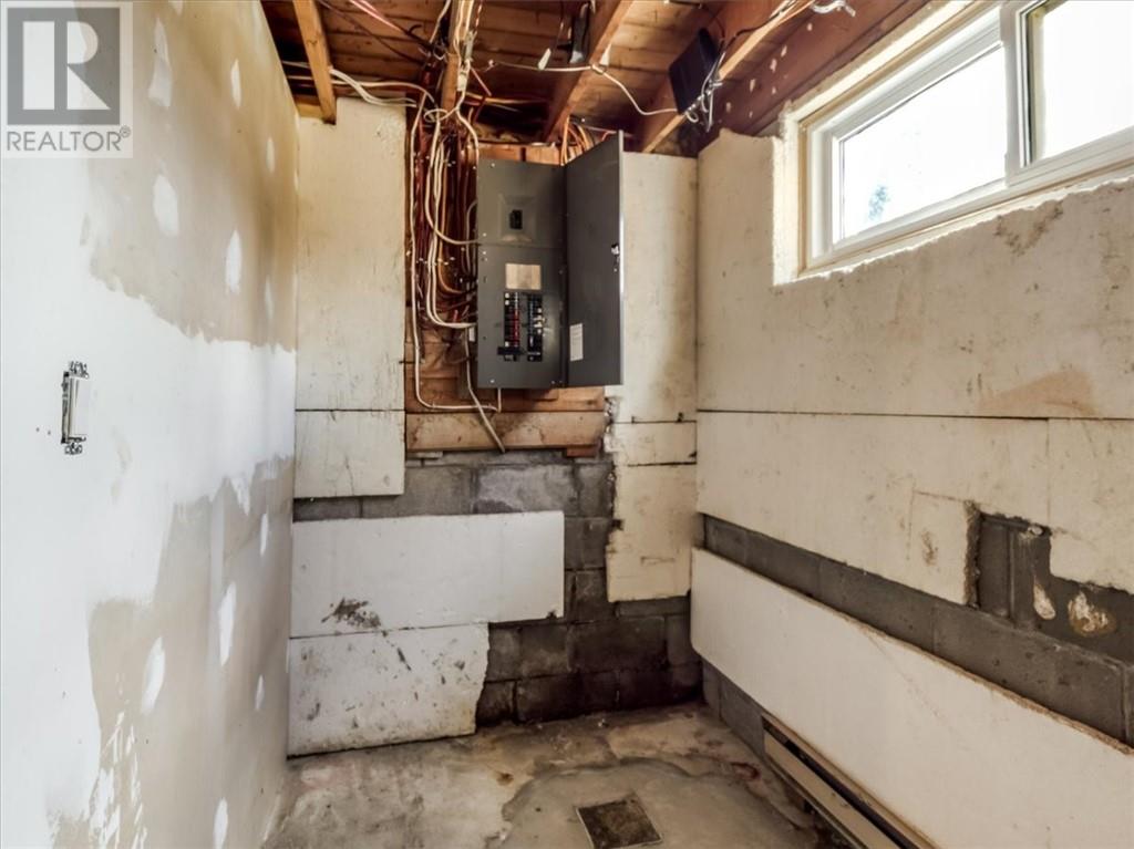 2411 Oak Street - Image 31