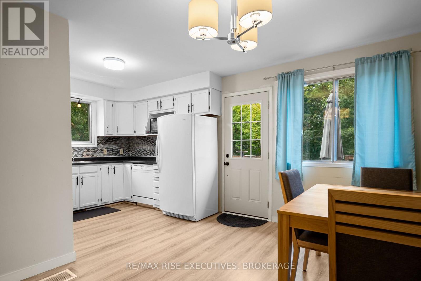 18 CARRIAGE COURT AVENUE - 12
