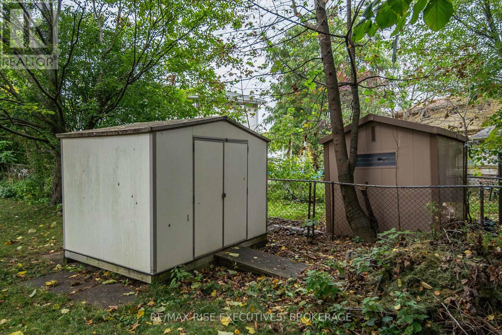 18 CARRIAGE COURT AVENUE - 41