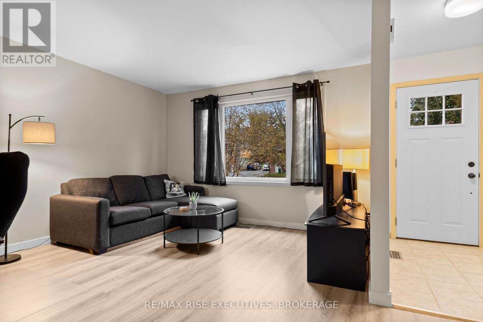 18 CARRIAGE COURT AVENUE - 5