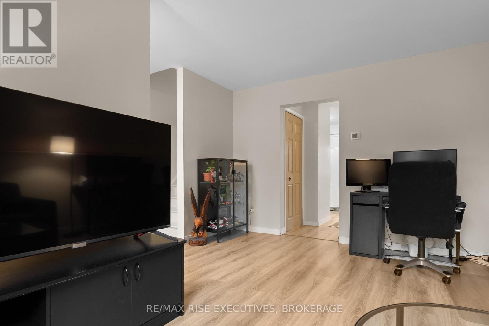 18 CARRIAGE COURT AVENUE - 8