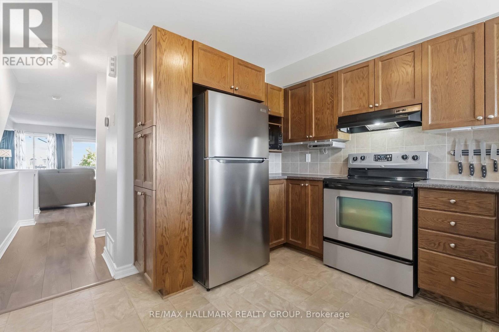 #8 562 LAKERIDGE DRIVE - 11