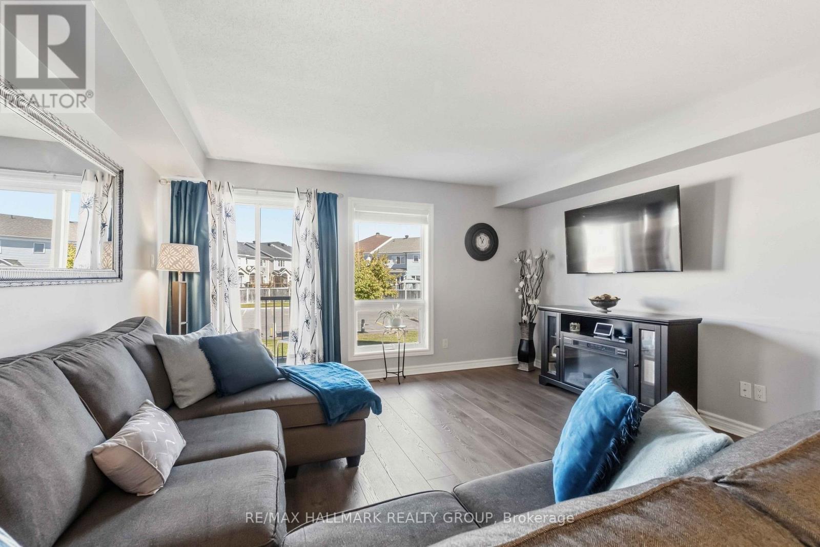 #8 562 LAKERIDGE DRIVE - 18
