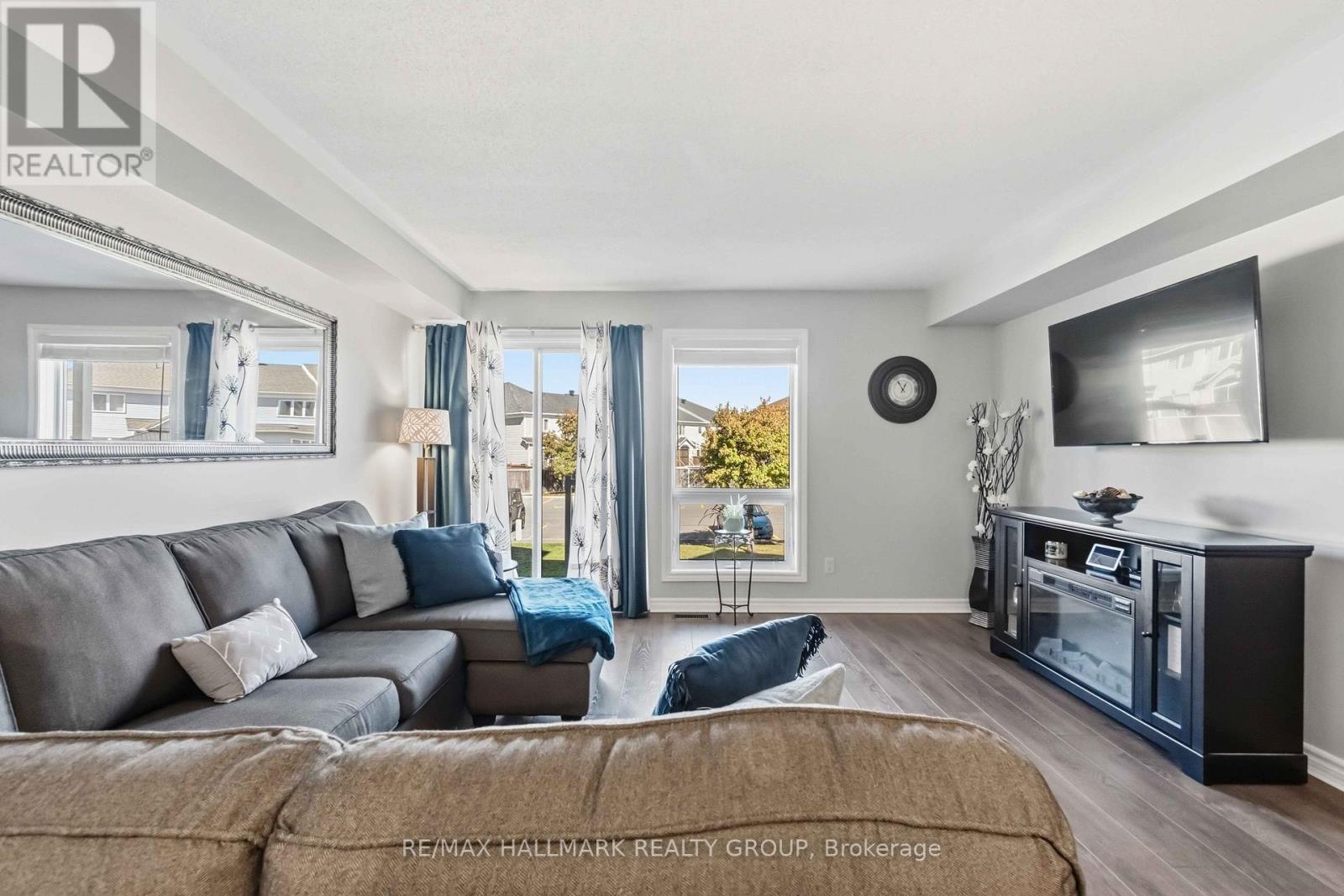 #8 562 LAKERIDGE DRIVE - 21