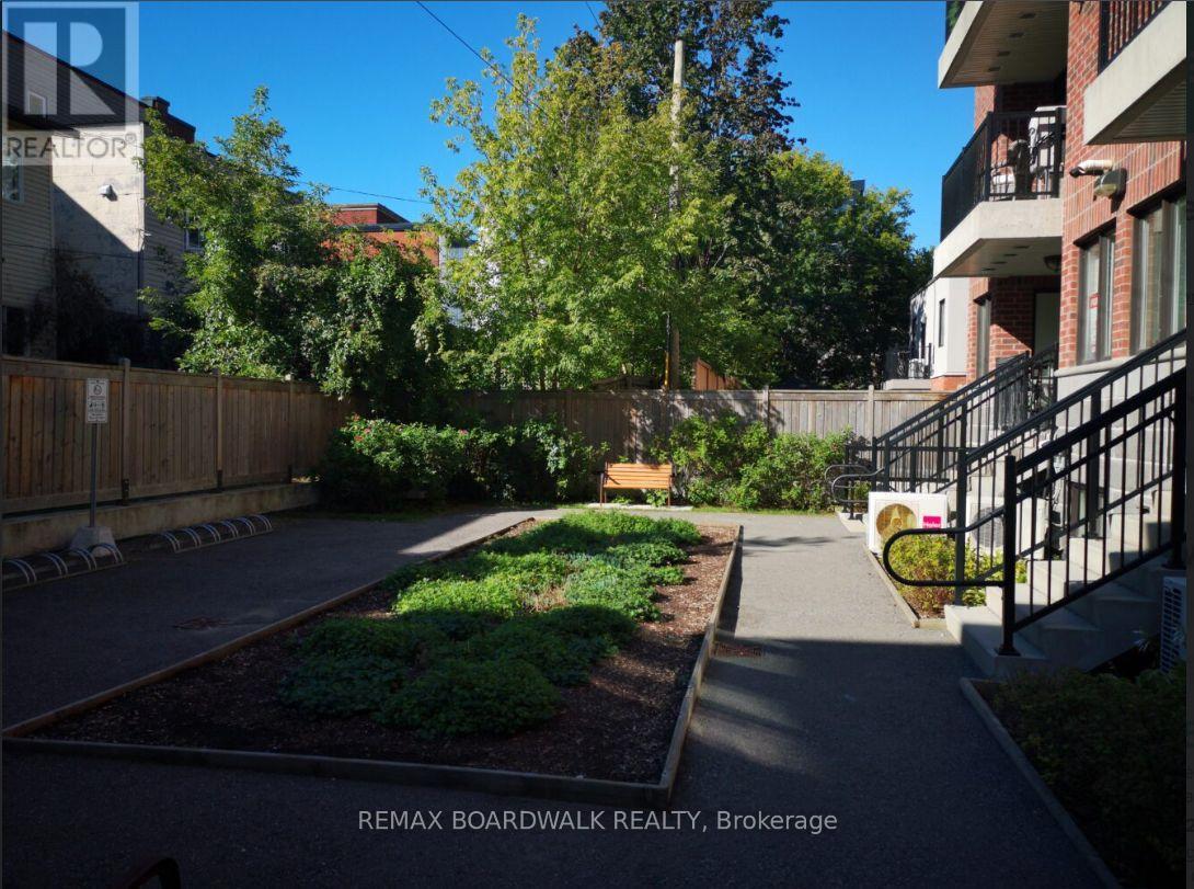 458d King Edward Avenue — photo 12