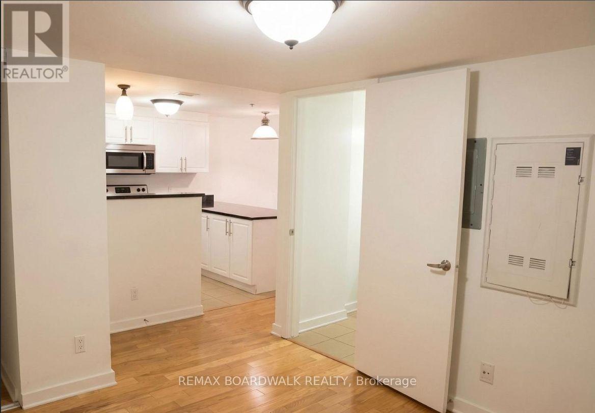 458d King Edward Avenue — photo 7