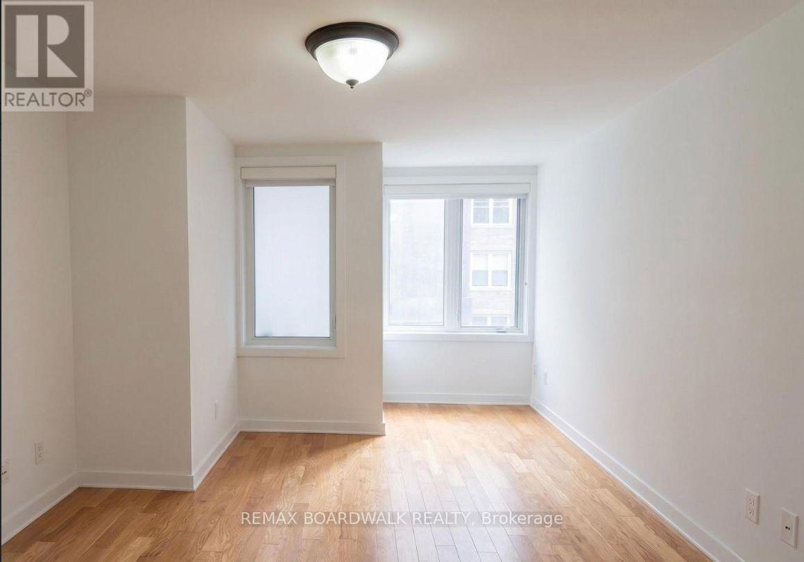 458d King Edward Avenue — photo 8