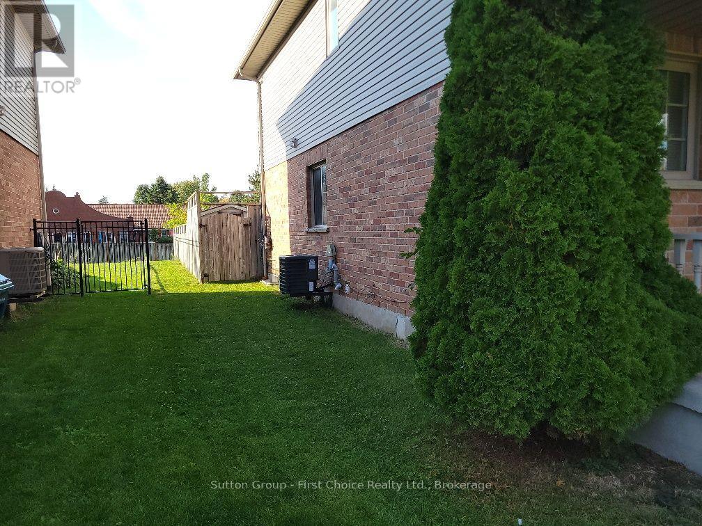 24 HYDE ROAD, Stratford — photo 3