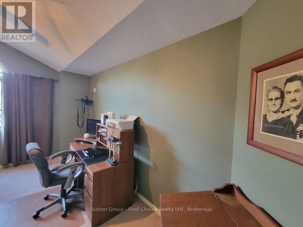 24 HYDE ROAD, Stratford — photo 8