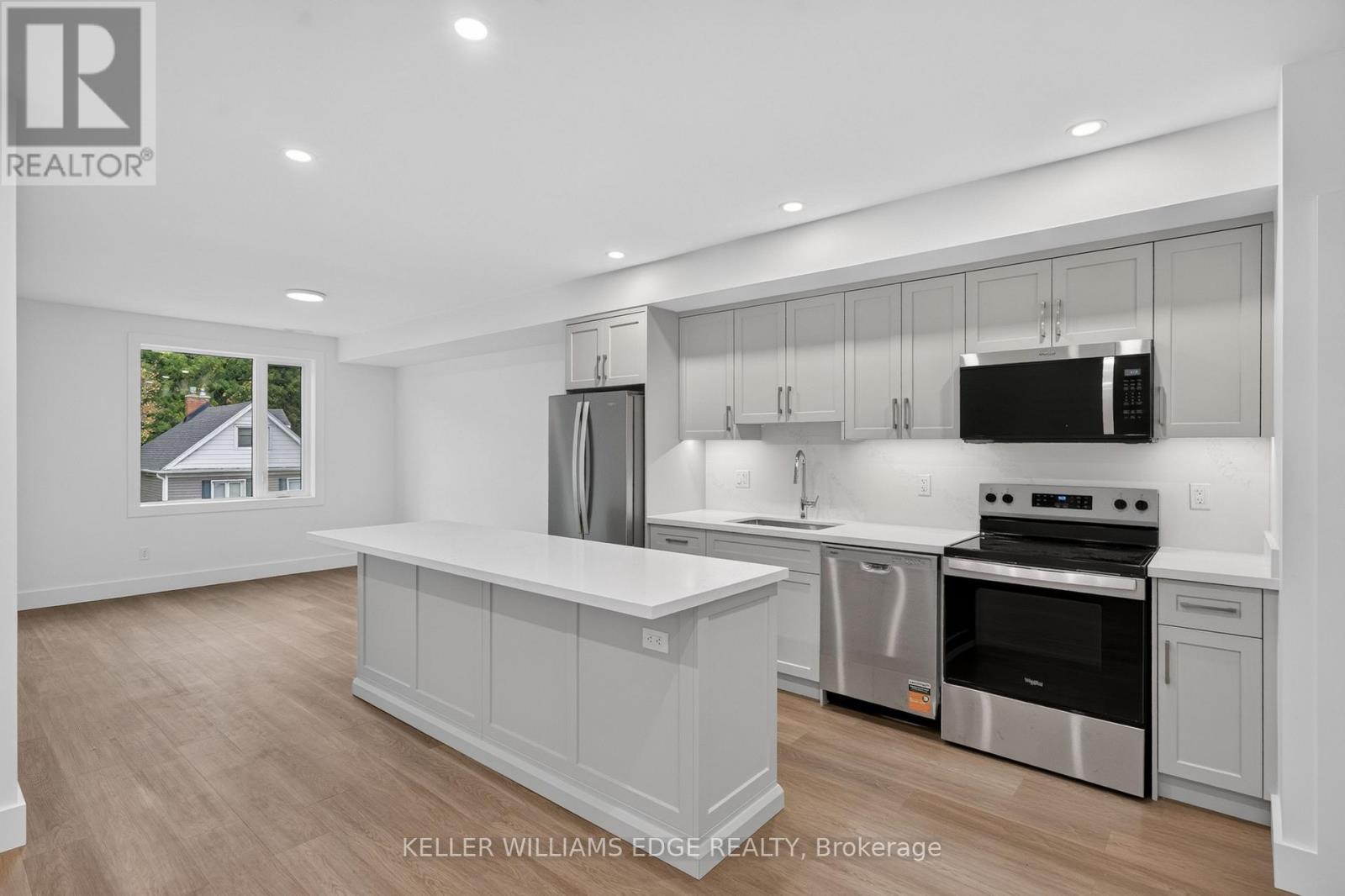 332 King Street West — photo 13