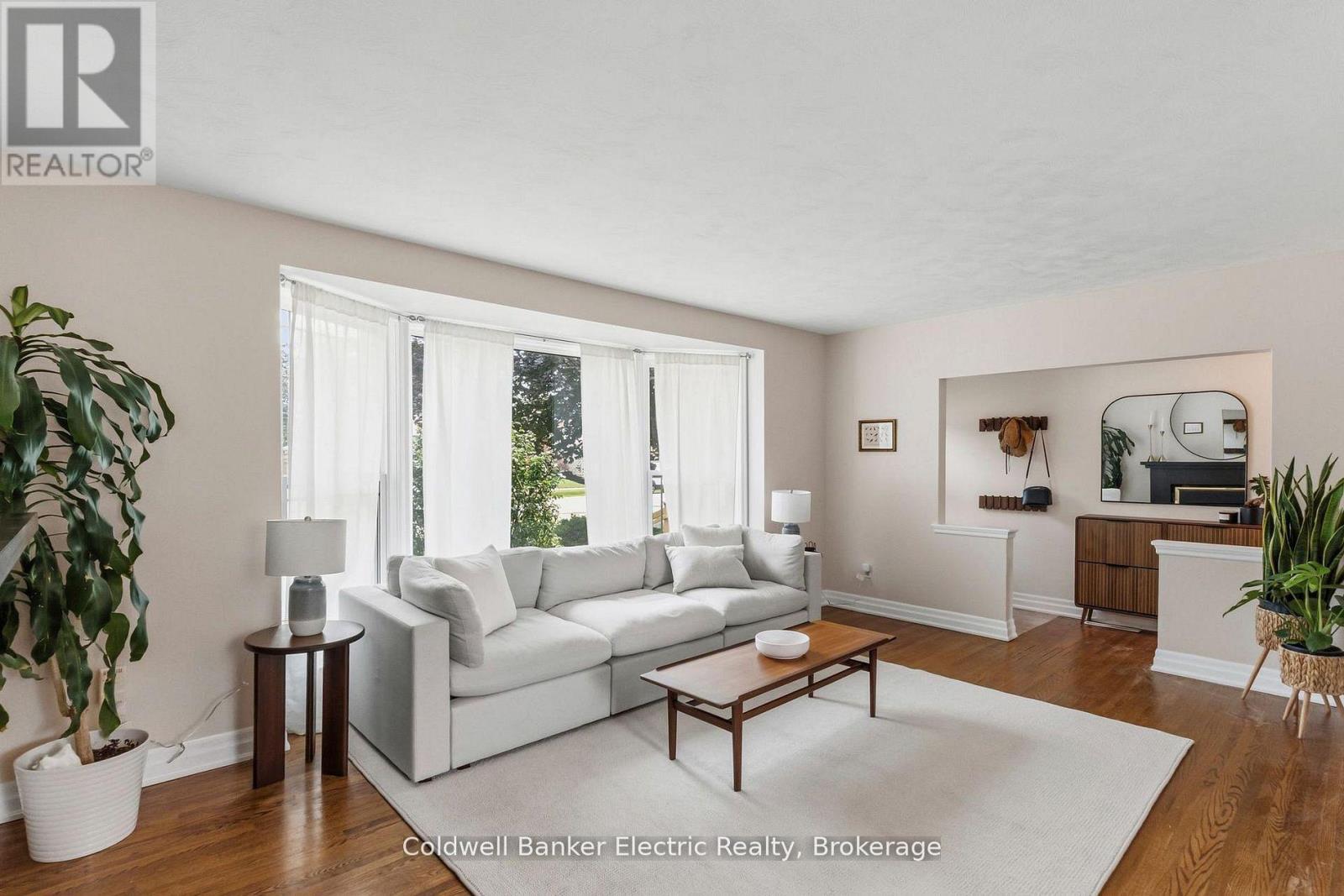 326 Cochrane Street, Whitby, ON photo 4