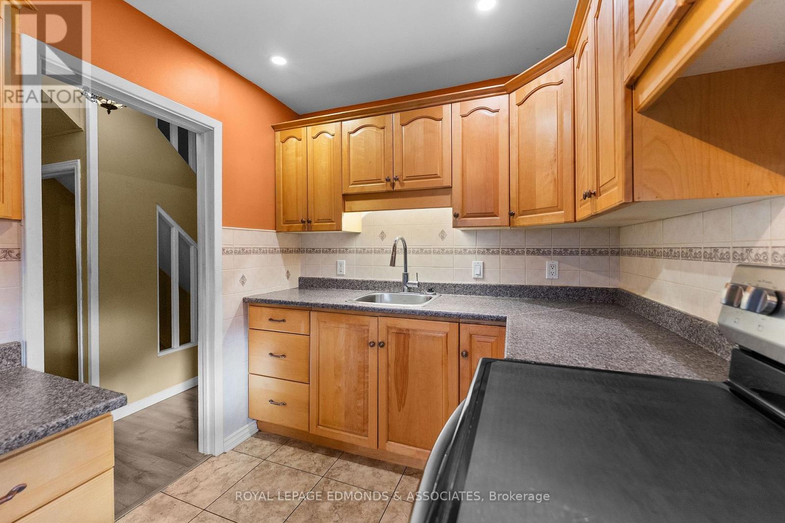 359 CHAMBERLAIN STREET - 8