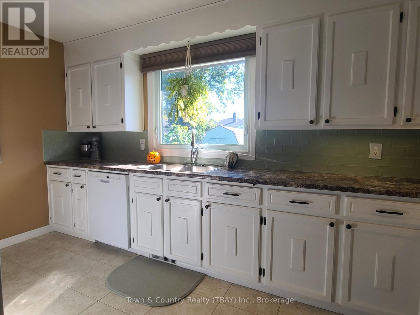 213 CEDAR AVENUE - Image 5