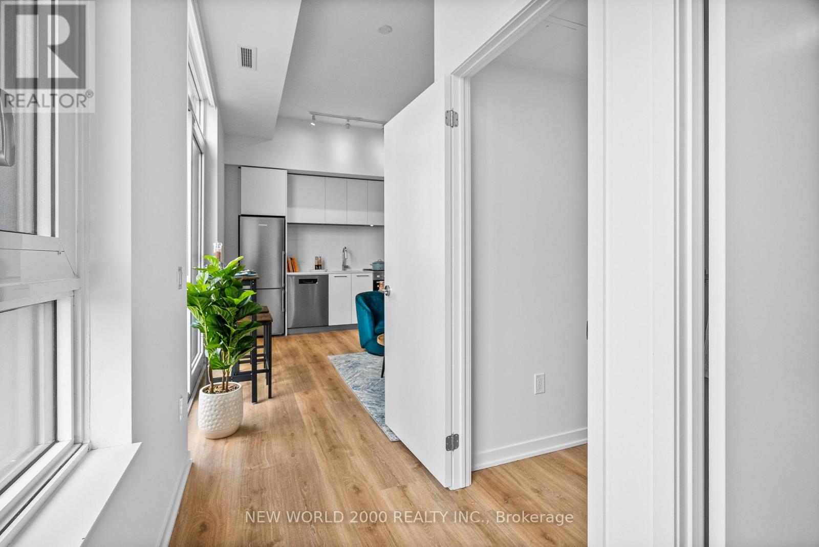 101 Roehampton Avenue — photo 28