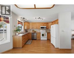 Living room - 180 Doran Crescent, Red Deer, AB T4R2K3 Photo 8