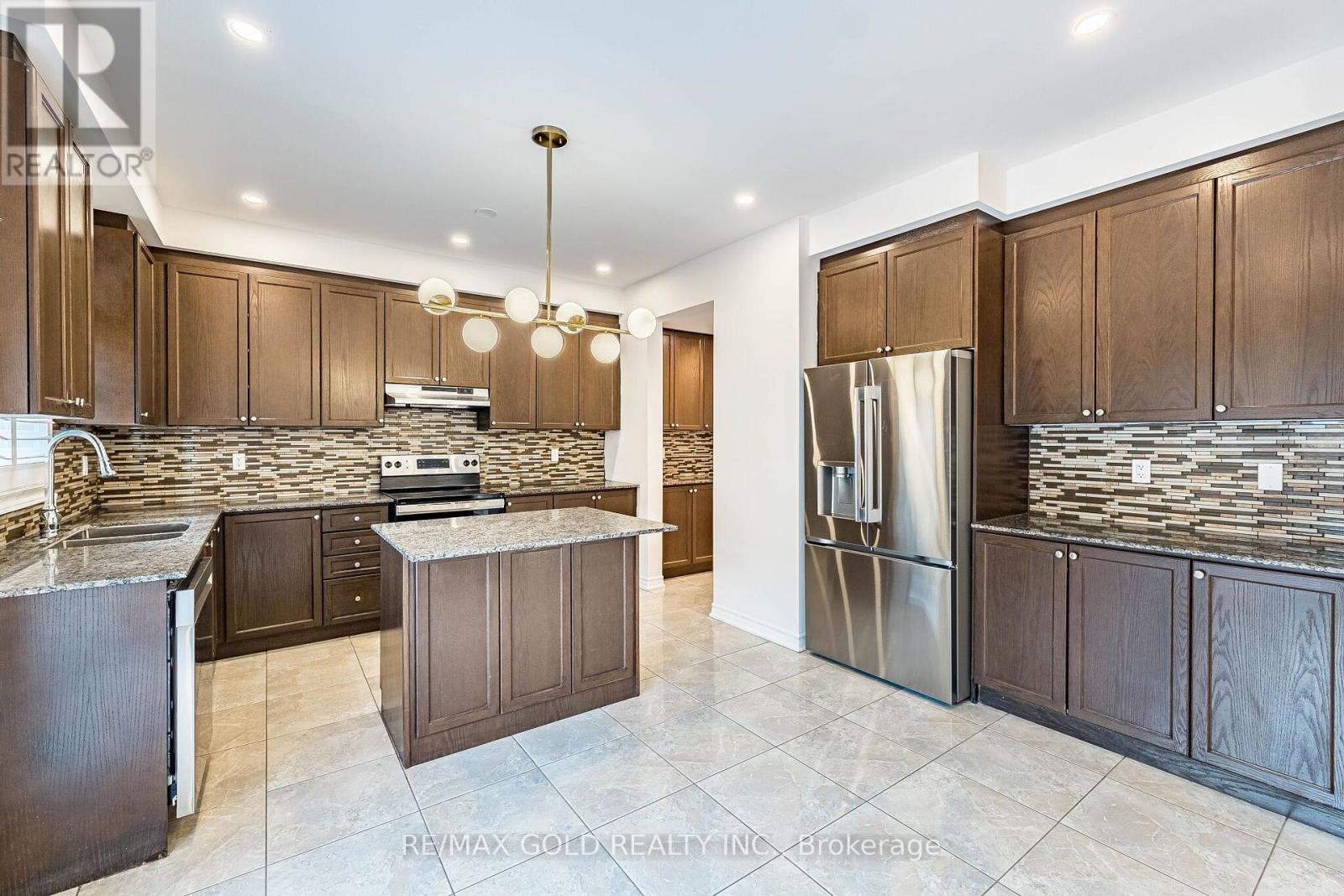 17 LOLA CRESCENT - 11