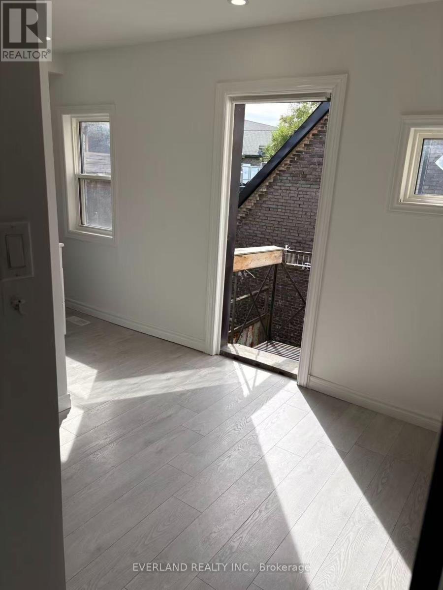 850 Bathurst Street — photo 8
