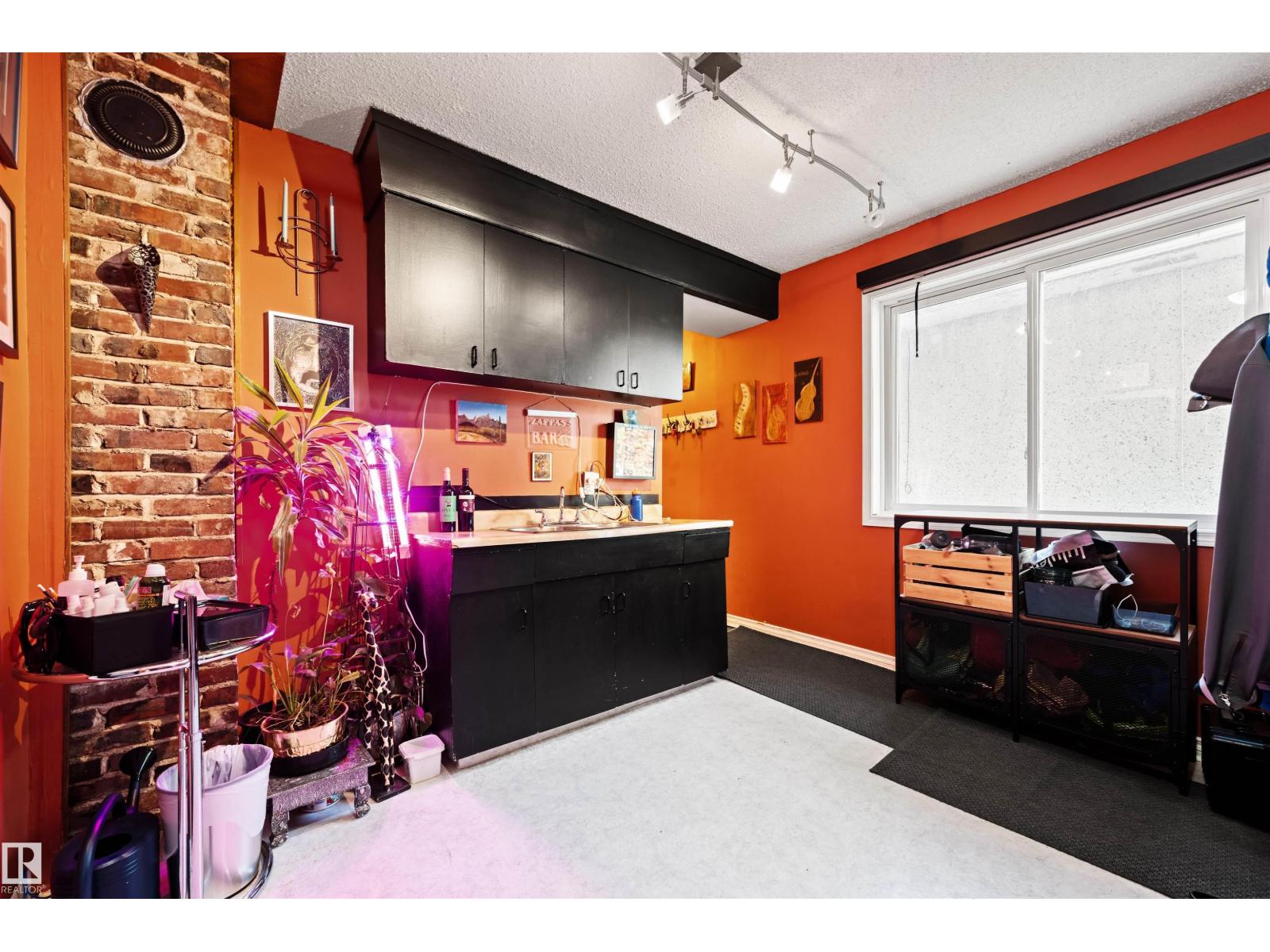 9851 85 AV NW - 10