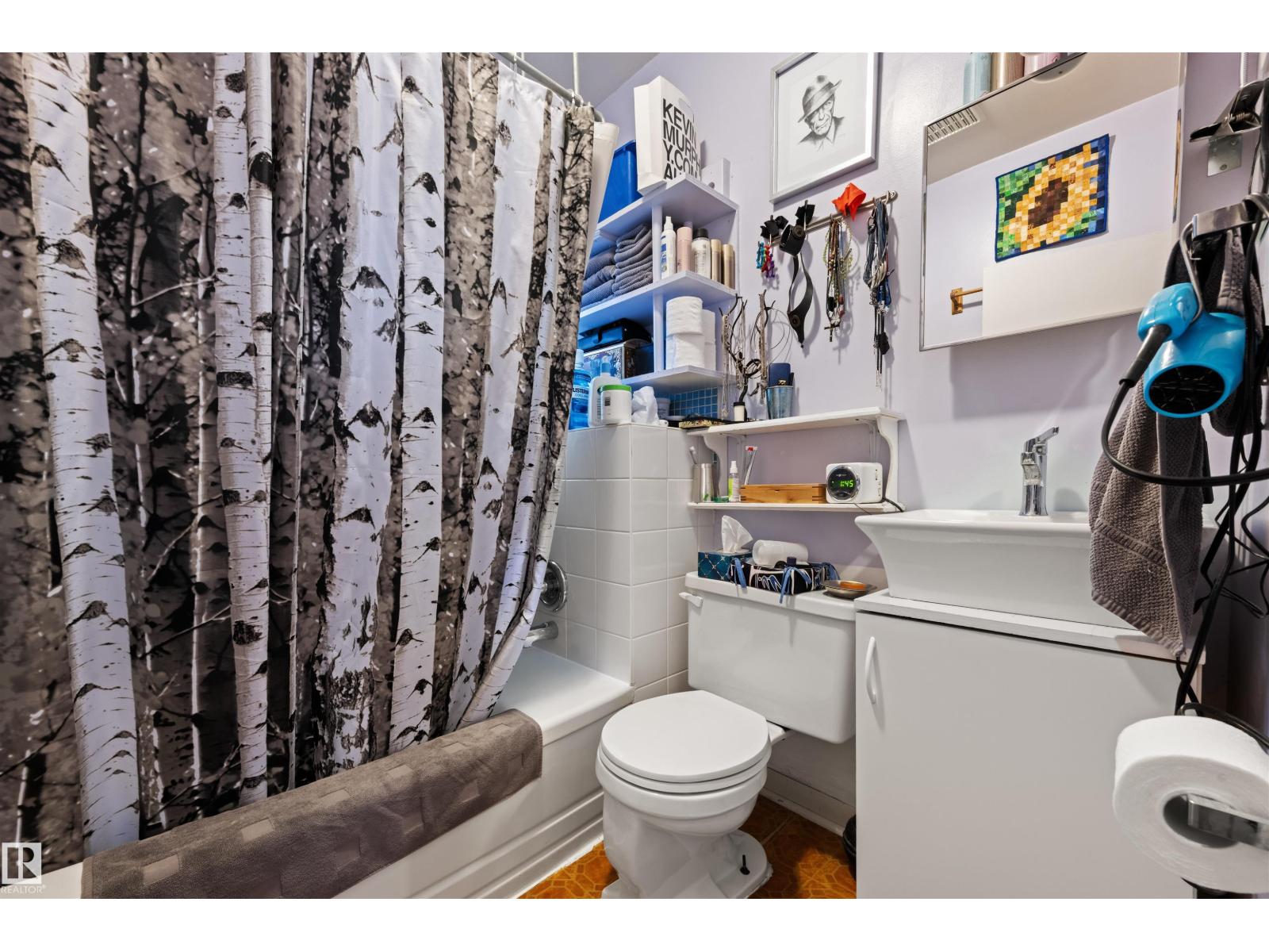 9851 85 AV NW - 15