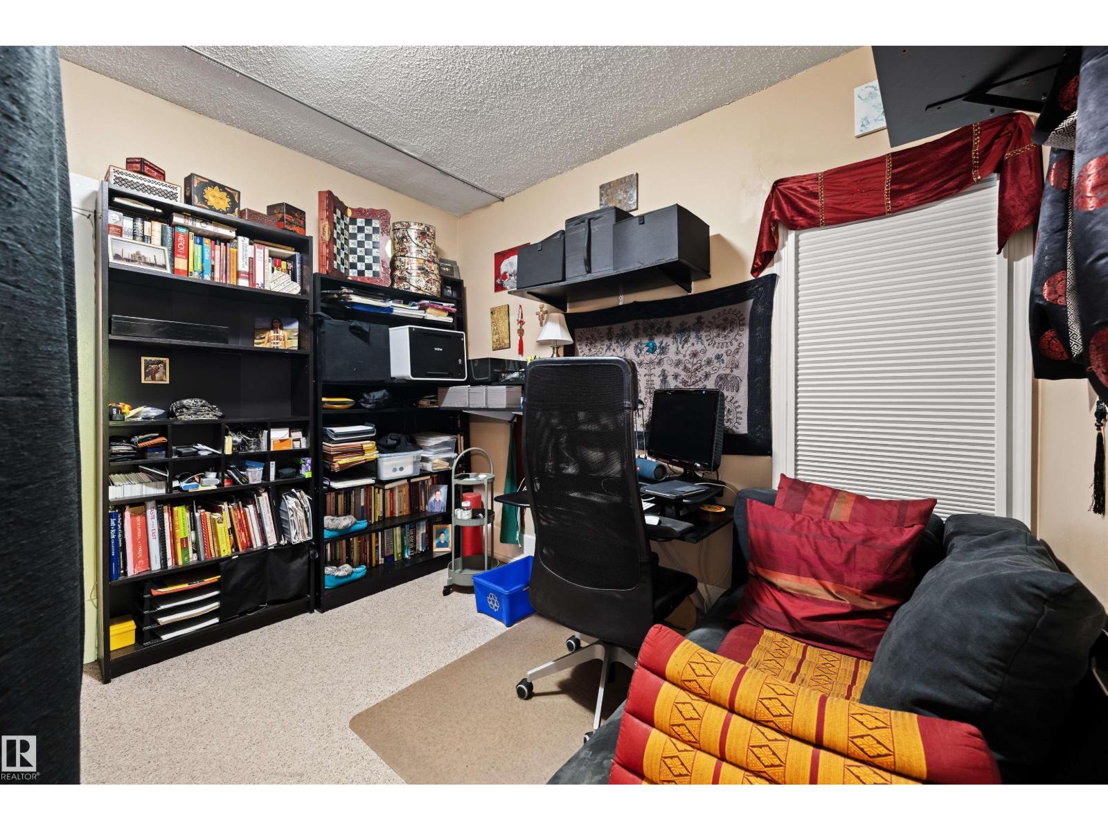 9851 85 AV NW - 18