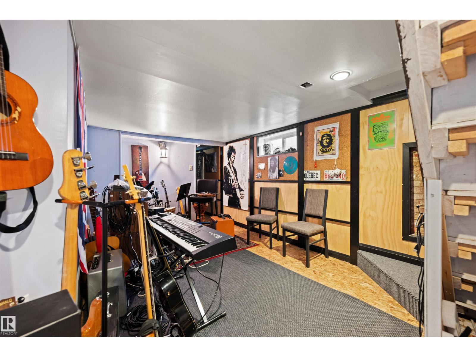 9851 85 AV NW - 26