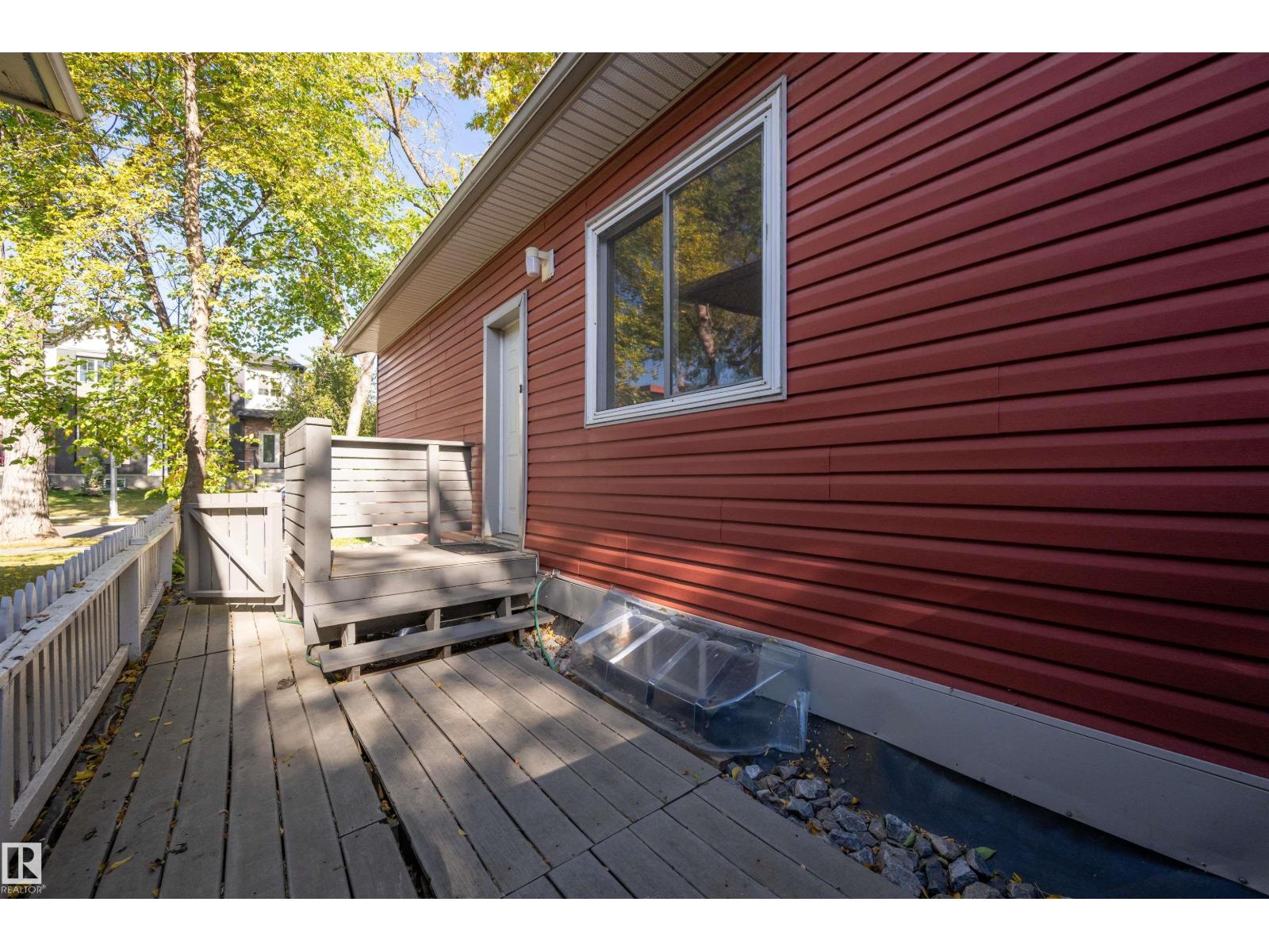 9851 85 AV NW - 28