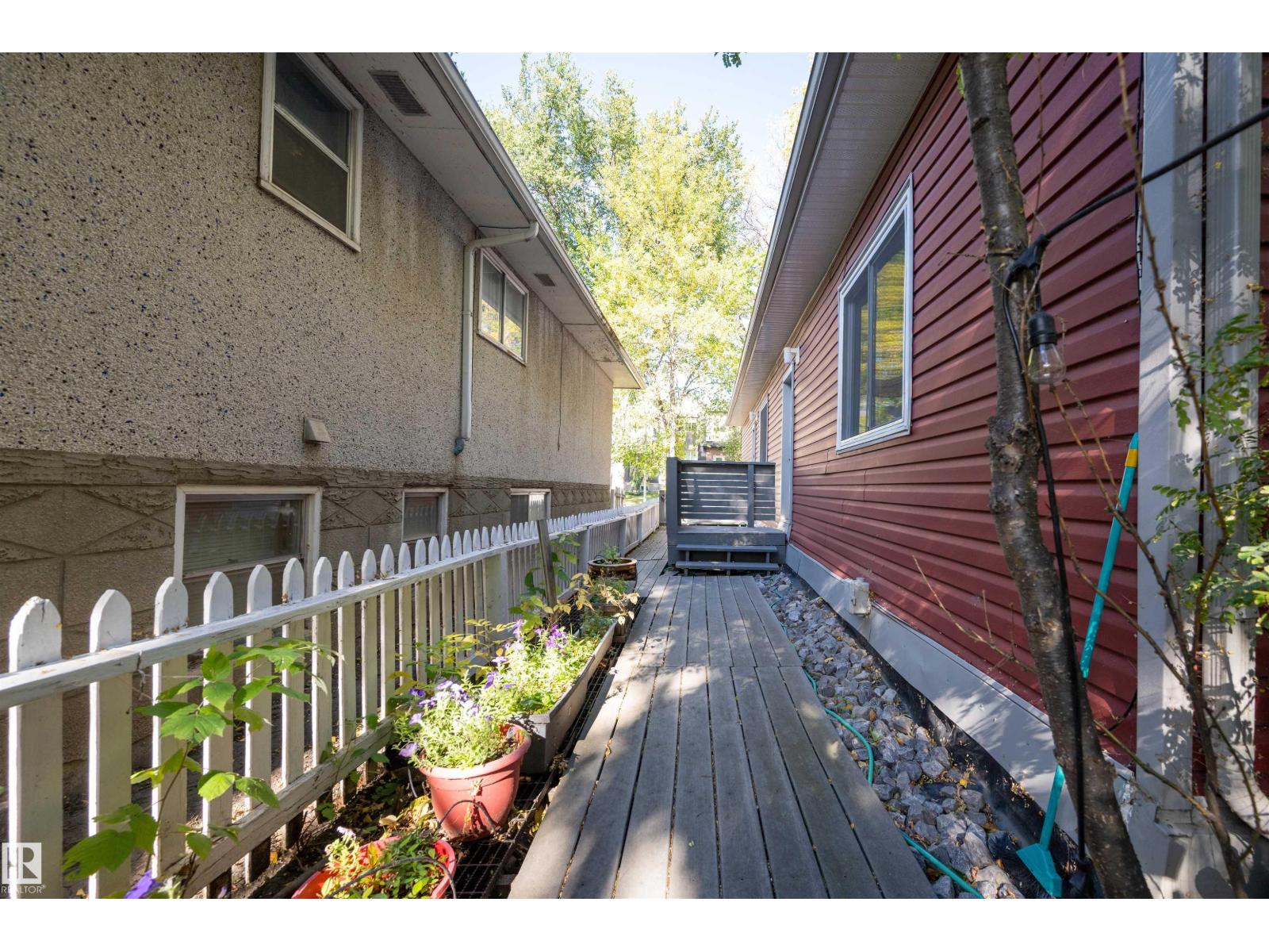9851 85 AV NW - 30