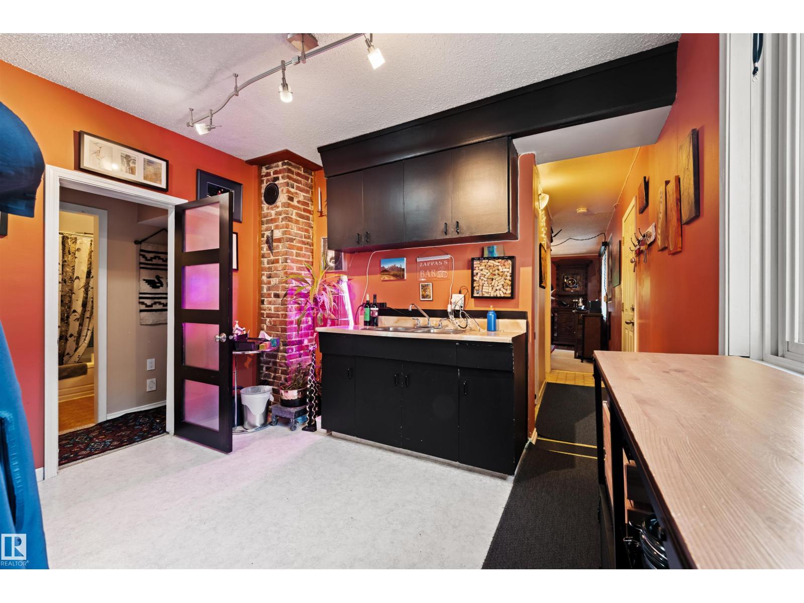 9851 85 AV NW - 9