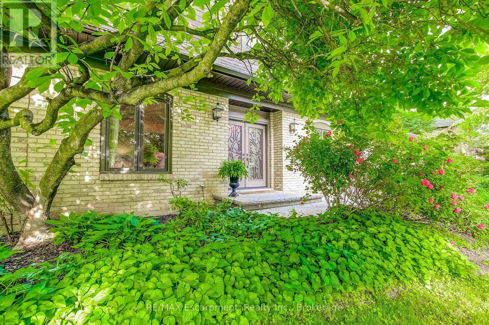 215 BRIAR HILL CRESCENT - 35