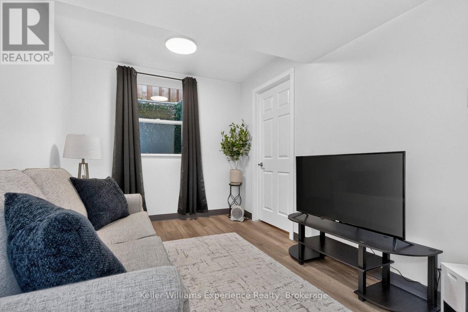 13 LINDSAY COURT - 30